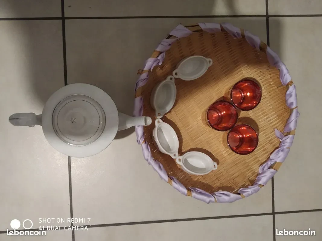 1 Carafe, 1 panier, 3 verres et 4 ramequins